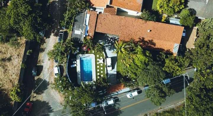 Vista aérea da Chácara Talismã com 1.250m² asfaltados, piscina e áreas de lazer